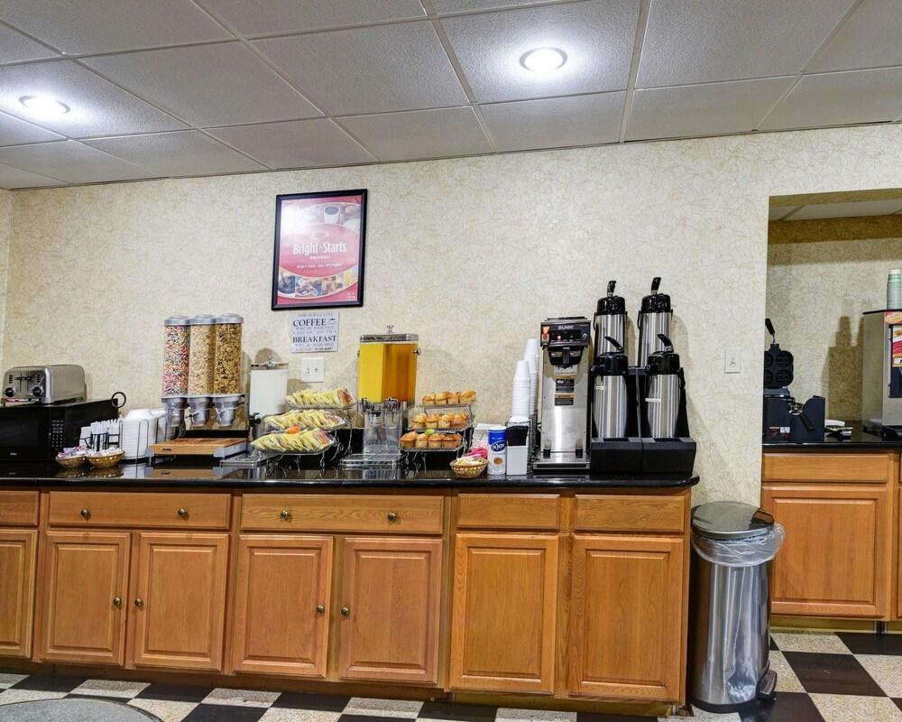 Econo Lodge Моргантаун Екстериор снимка