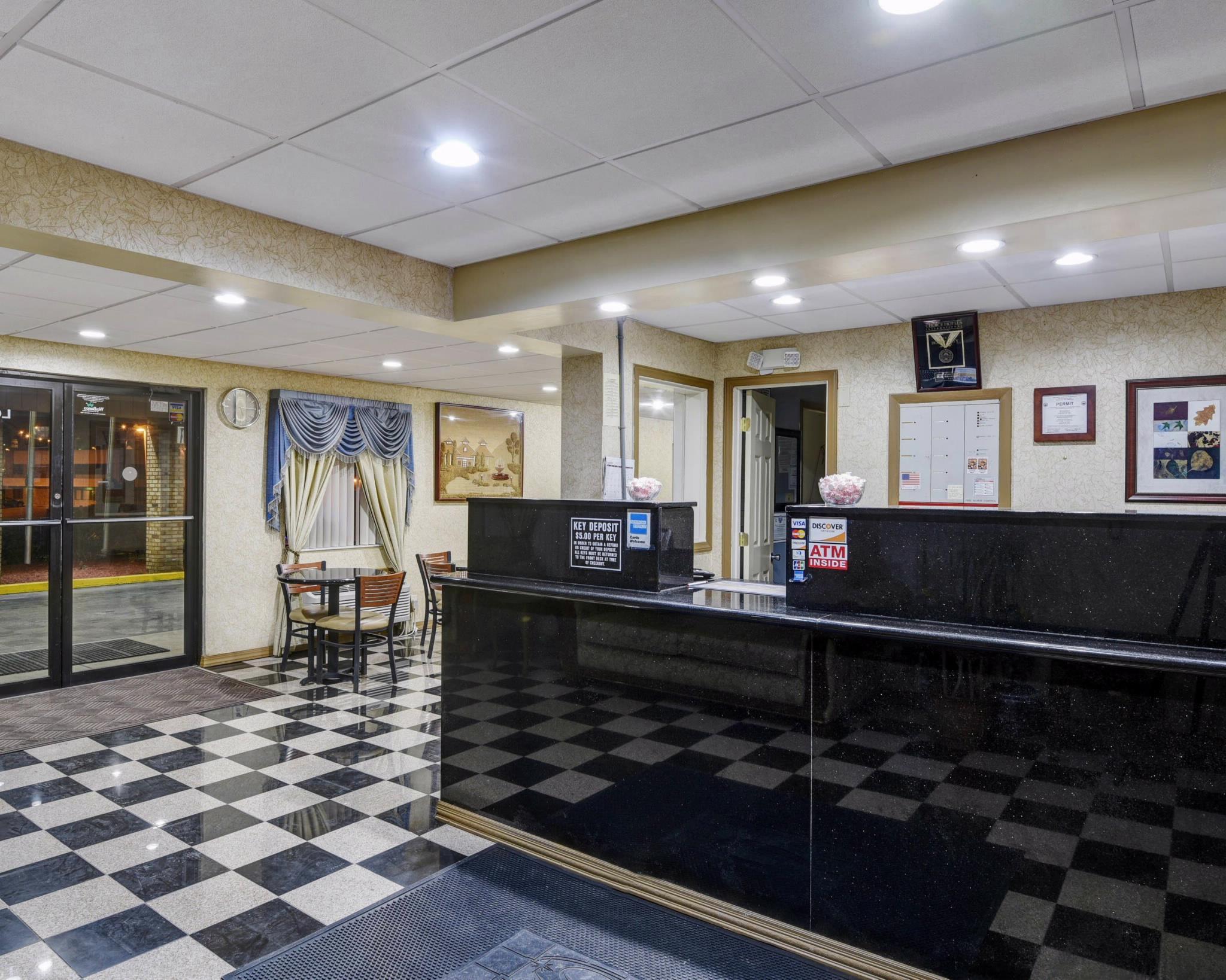 Econo Lodge Моргантаун Екстериор снимка