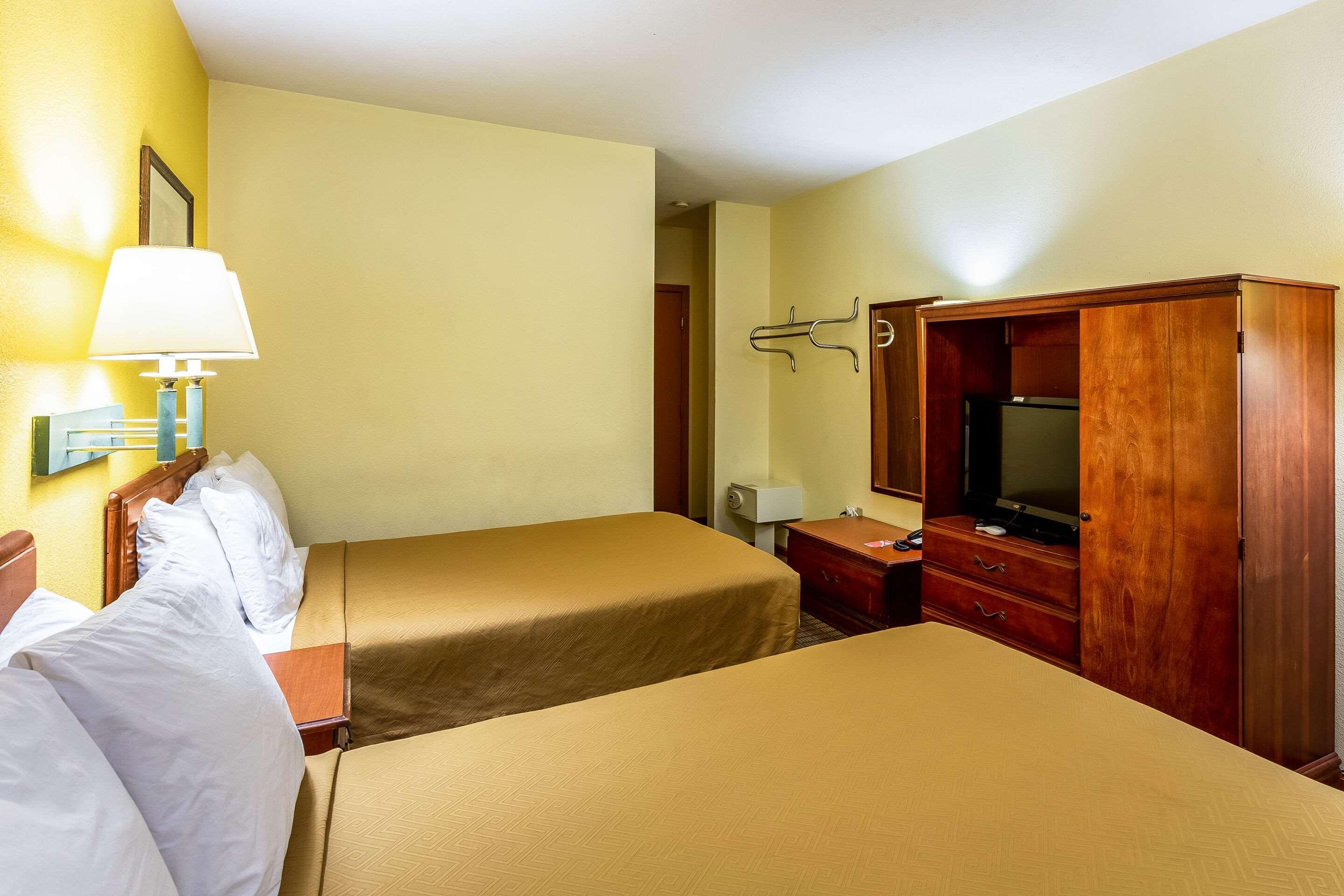 Econo Lodge Моргантаун Екстериор снимка